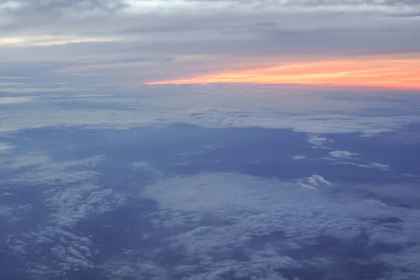 Lever du soleil au-dessus des nuages — Photo