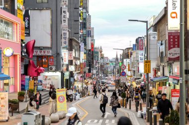 Seul Güney Kore - 10 Nisan 2019: Ewha alışveriş caddesi, bahar sezonunda Ewha Kadın Üniversitesi çevresindeki ünlü alışveriş merkezi.