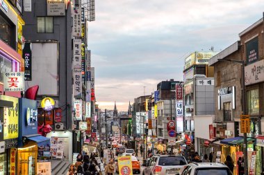 Seul Güney Kore - 10 Nisan 2019: Ewha alışveriş caddesi, bahar sezonunda Ewha Kadın Üniversitesi çevresindeki ünlü alışveriş merkezi.