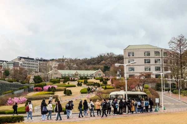 Seúl Sur Corea Abril 2019 Los Estudiantes Que Esperan Autobús — Foto de Stock