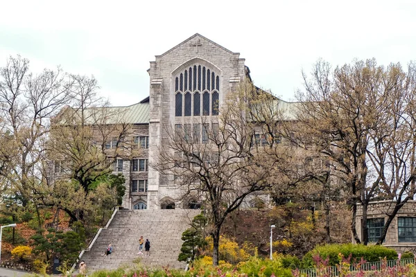 Seul South, Kore-10 Nisan 2019: Ewha Womans Üniversitesi, Kore 'nin en büyük kadın eğitim enstitüsüdür. Seul 'de.