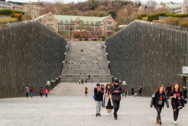 Seul Güney Kore - 10 Nisan 2019: Ewha Kadın Üniversitesi ana kütüphane binasında yürüyen öğrenciler - Güney Kore 'nin Seul şehrinde oldukça prestijli bir okul.