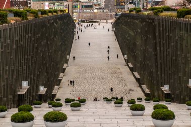 Seul Güney Kore - 10 Nisan 2019: Ewha Kadın Üniversitesi ana kütüphane binasında yürüyen öğrenciler - Güney Kore 'nin Seul şehrinde oldukça prestijli bir okul.