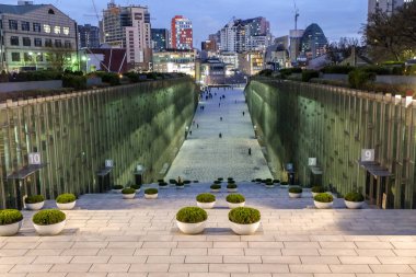 Seul Güney Kore - 10 Nisan 2019: Ewha Kadın Üniversitesi ana kütüphane binasında gece vakti yürüyen öğrenciler - Seul, Güney Kore 'de oldukça prestijli bir okul.