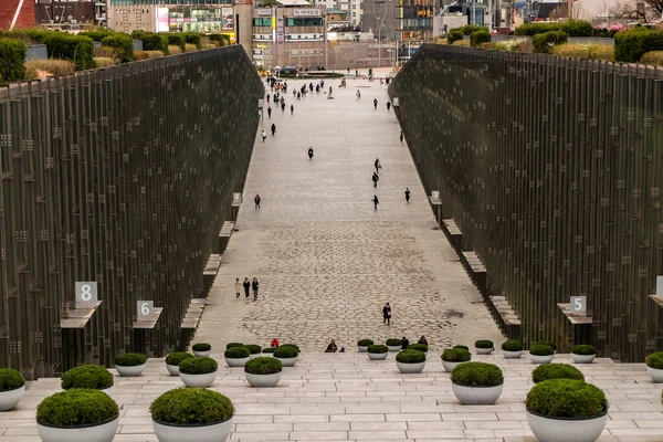 Seul Güney Kore - 10 Nisan 2019: Ewha Kadın Üniversitesi ana kütüphane binasında yürüyen öğrenciler - Güney Kore 'nin Seul şehrinde oldukça prestijli bir okul.