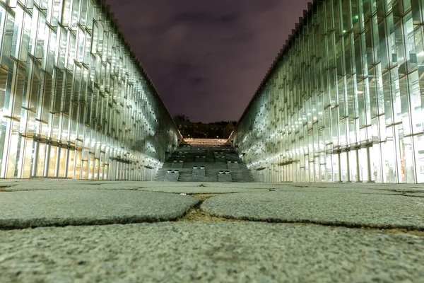 Seul Güney Kore - 10 Nisan 2019: Ewha Womans Üniversitesi ana kütüphane binası gece vakti - Güney Kore, Seul 'deki çok prestijli bir okul.
