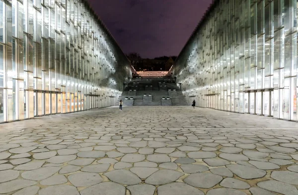 Seul Güney Kore - 10 Nisan 2019: Ewha Kadın Üniversitesi ana kütüphane binasında gece vakti yürüyen öğrenciler - Seul, Güney Kore 'de oldukça prestijli bir okul.