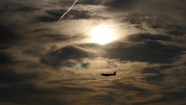 Avion Dans Ciel Sombre Contre Soleil — Video