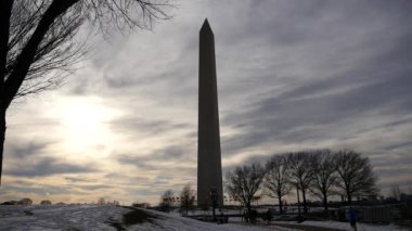 Washington Anıtı güneş karşı uçak