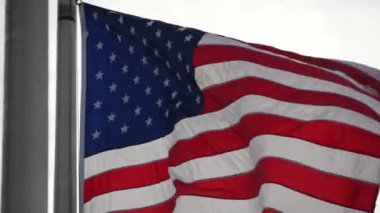 Washington Anıtı bayrakları sallayarak