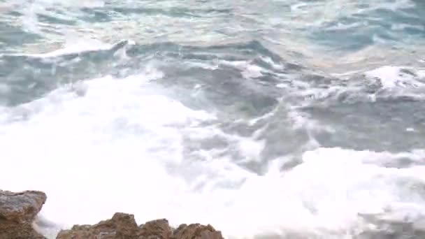 Surf Sulla Spiaggia Pietra Con Schiuma Primo Piano Estivo — Video Stock