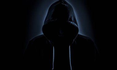 Karanlıktaki kapüşonlu hacker