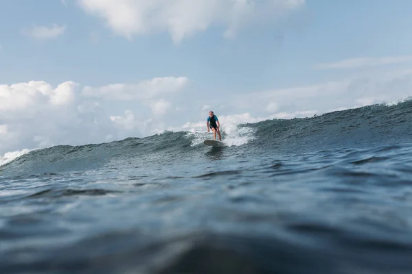 Sportsman Vlna Surfování Palubě Oceánu — Stock fotografie