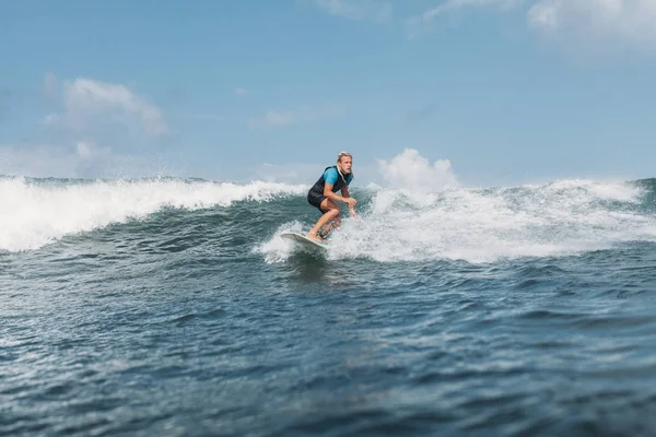 Surfare Ridning Våg Ombord Havet — Stockfoto