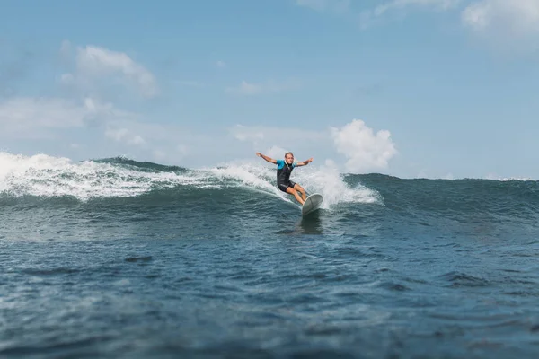 Αρσενικό Surfer Ιππασίας Κύμα Για Surf Σκάφους Στον Ωκεανό — Δωρεάν Φωτογραφία