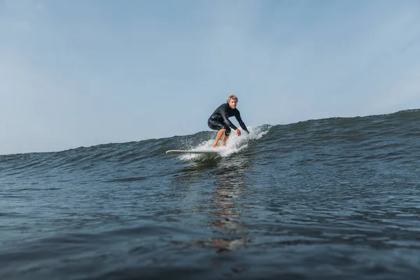 Surfer Jazda Fali Deski Surfingowej Ocean — Zdjęcie stockowe