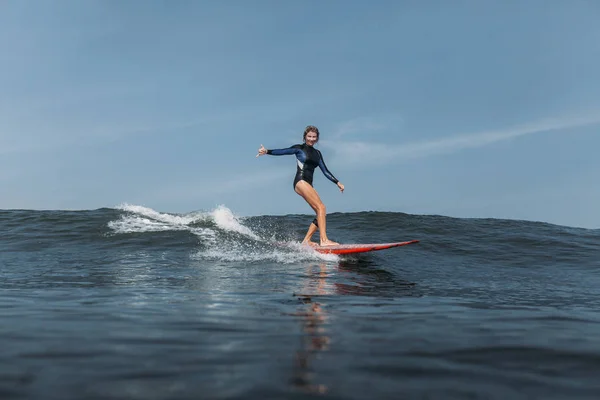 Vrouw Met Plezier Golf Rijden Surfplank Oceaan — Gratis stockfoto
