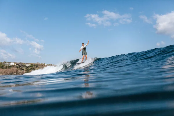 海でサーフボードの少女乗馬波 — ストック写真