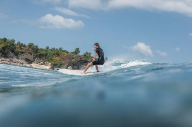 Etkin adam sörf dalga sörf tahtası Okyanusu üzerinde 