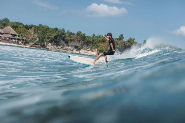 Männlicher Surfer Reitet Welle Auf Surfbrett Meer — Stockfoto