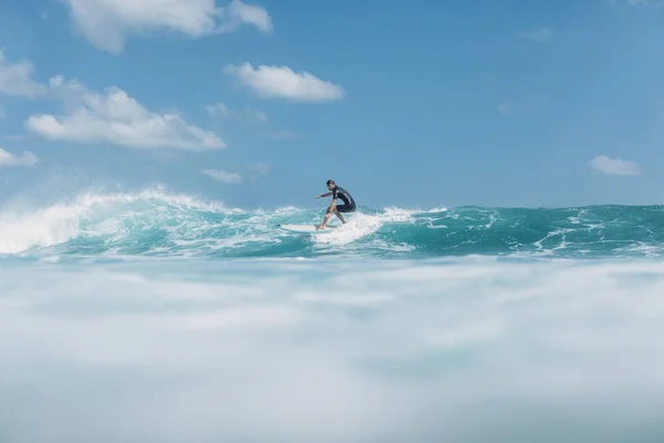 Surfer in ocean — Stock Photo, Image