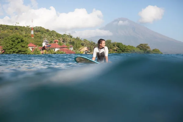 Surfista Sentado Tabla Surf Océano Costa Fondo — Foto de Stock