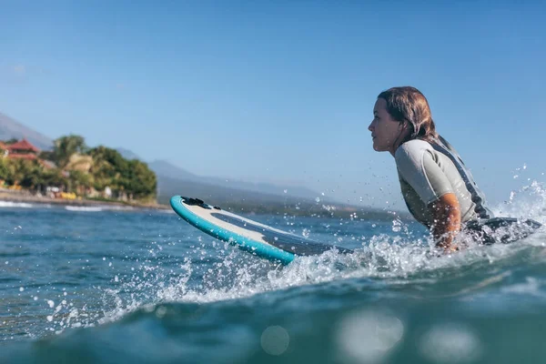 Surf жінка — стокове фото