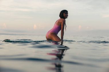 gülümseyen sörfçü