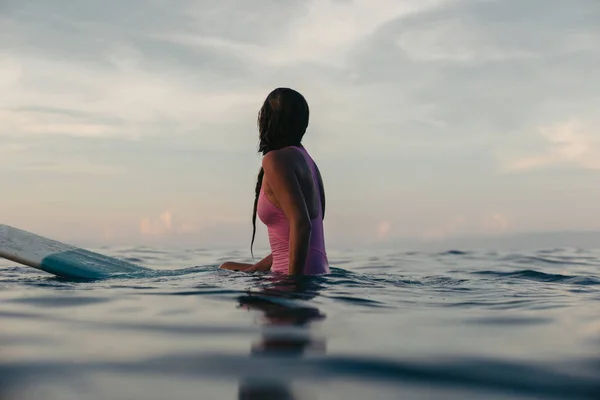 Silhueta Surfista Fêmea Sentada Prancha Surf Água Pôr Sol — Fotografia de Stock Grátis