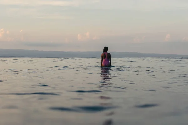 Powrót Widzenia Sylwetka Surfer Kobieta Siedzi Deski Surfingowej Wodzie — Darmowe zdjęcie stockowe