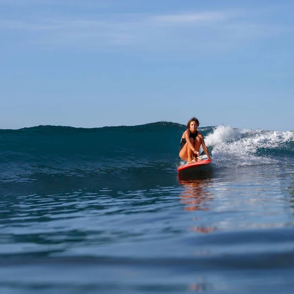 Junges Schlankes Mädchen Surft Ozean — kostenloses Stockfoto