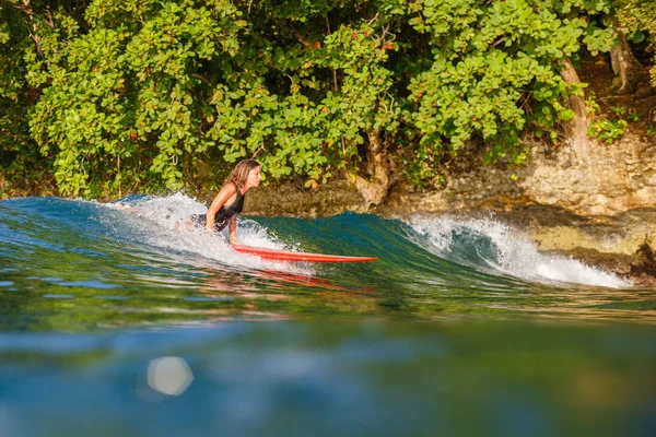 Femme Surfeur Équitation Vague Sur Planche Surf Dans Océan — Photo
