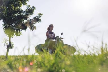 genç kadın binicilik scooter ile sörf tahtası