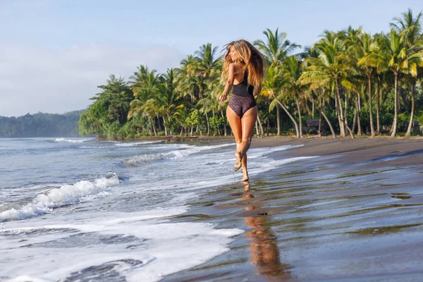 Vista Trasera Mujer Corriendo Playa Tropical Cerca Del Océano — Foto de Stock