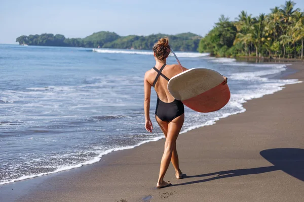 Rückansicht Einer Jungen Surferin Die Mit Surfbrett Strand Spazieren Geht — kostenloses Stockfoto