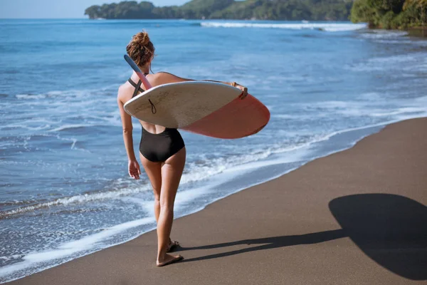 Vista Trasera Del Joven Surfista Llevando Tabla Surf Playa Cerca — Foto de stock gratis