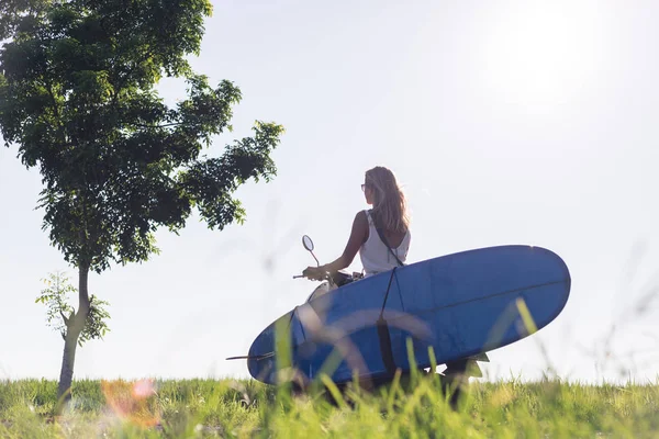 Vista Lateral Mujer Caballo Scooter Con Tabla Surf Contra Cielo — Foto de stock gratis