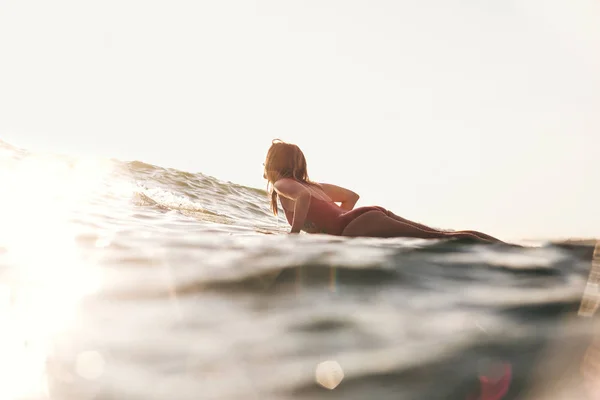 Side View Woman Swimming Suit Surfing Ocean — Stock Photo, Image