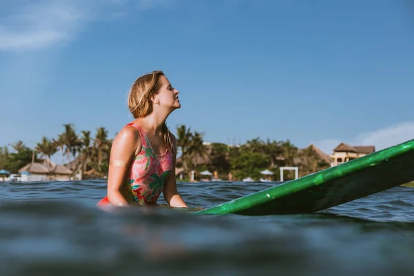 Seitenansicht Einer Jungen Frau Badeanzug Die Auf Einem Surfbrett Ozean — kostenloses Stockfoto