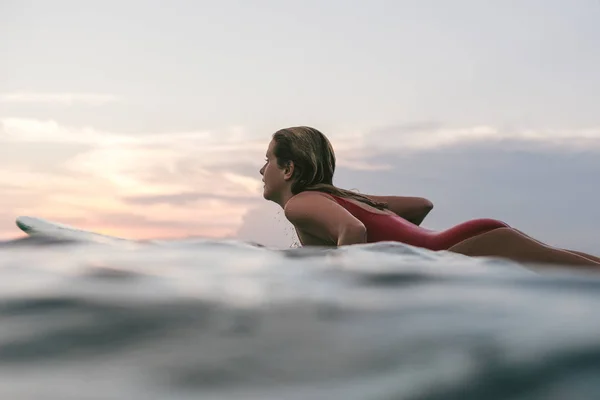 Side View Sportswoman Swimming Suit Surfing Alone Ocean — Stock Photo, Image