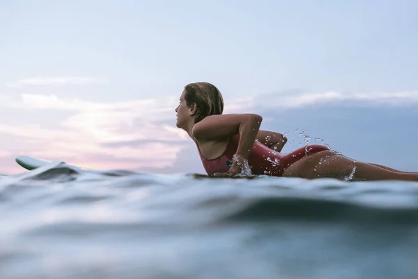 Zijaanzicht Van Sportvrouw Pak Surfen Alleen Zwemmen Oceaan — Stockfoto