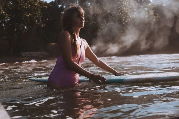 Surfer feminin — Fotografie de stoc gratuită