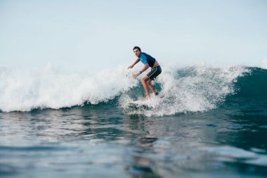 güneşli günde sörf wetsuit yakışıklı genç adam