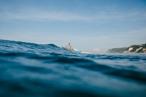 Pohledný Muž Baví Surfovací Prkno Zároveň Dovolenou — Stock fotografie