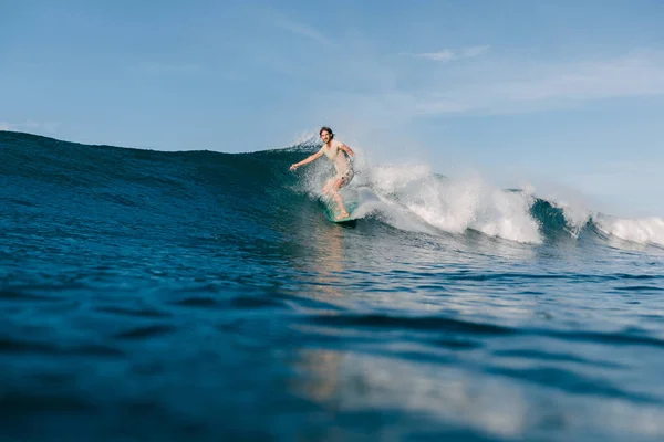 Deportista Montar Olas Tabla Surf Durante Sus Vacaciones — Foto de Stock