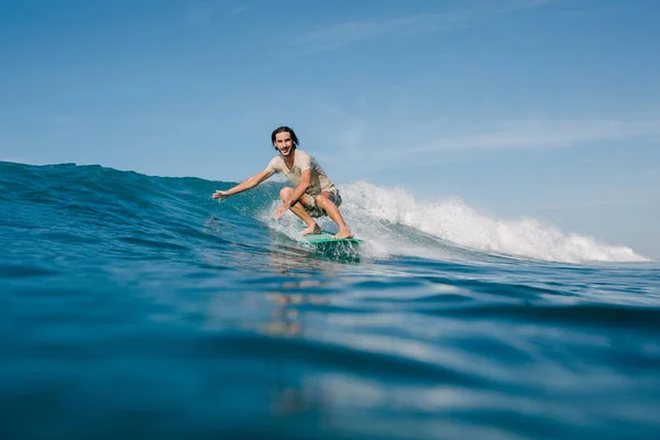 Feliz Joven Camiseta Mojada Montando Olas Tabla Surf Día Soleado —  Fotos de Stock