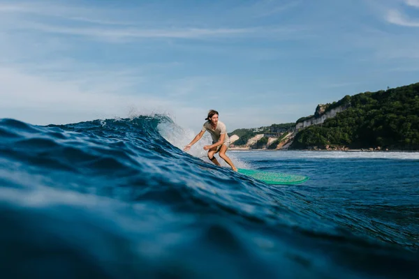 Side View Man Wet Shirt Riding Blue Ocean Waves Surfboard — Stock Photo, Image