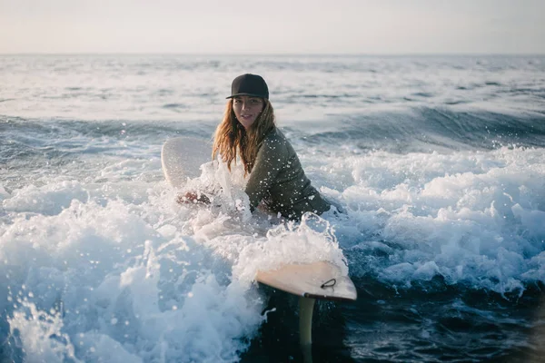 Giovane Donna Muta Con Tavola Surf Che Mare Serata — Foto Stock