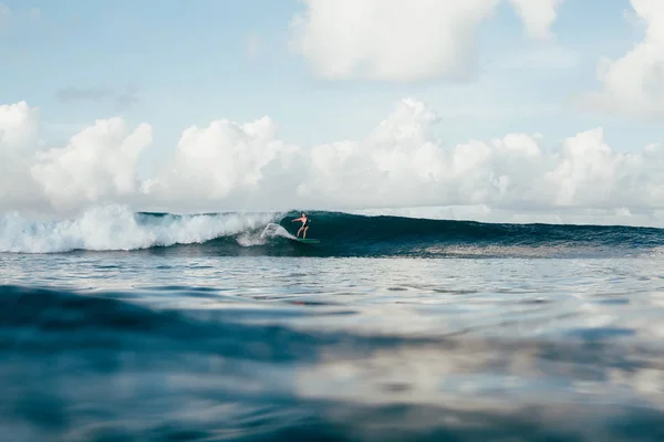 Sportlerin Neoprenanzug Hat Spaß Beim Surfen Sonnigem Tag — Stockfoto