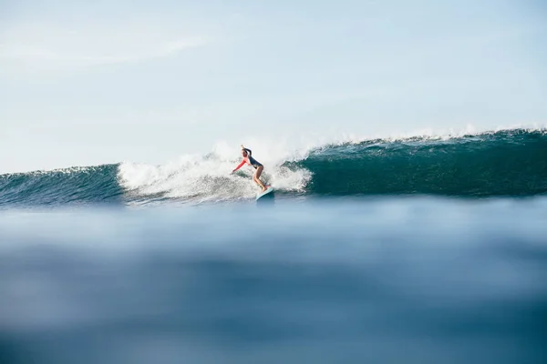 Női szörfös — Stock Fotó